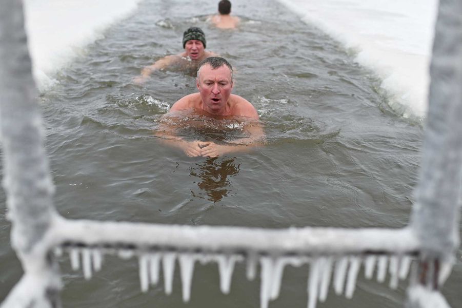 2020 12 06T104129Z 1978336289 RC2MHK94BI14 RTRMADP 3 RUSSIA ODDLY WINTER SWIMMING