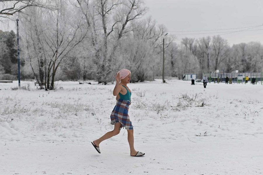 2020 12 06T104404Z 1200485629 RC2MHK93S7I9 RTRMADP 3 RUSSIA ODDLY WINTER SWIMMING