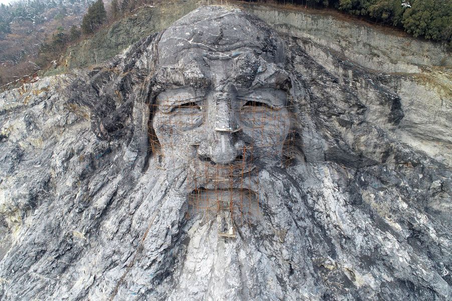 Le dieu Fuxi emprisonné dans la roche