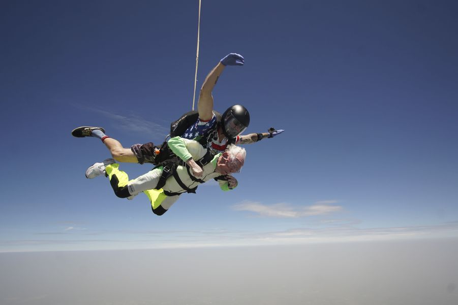 https://resize-parismatch.lanmedia.fr/r/901,,forcex/img/var/news/storage/images/paris-match/actu/insolite/un-homme-de-103-saute-en-parachute-et-entre-au-guinness-des-records-1694401/sipa-00972307-000007/27625817-1-fre-FR/SIPA-00972307-000007.jpg