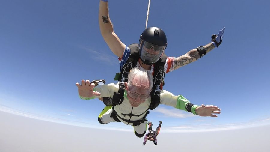 https://resize-parismatch.lanmedia.fr/r/901,,forcex/img/var/news/storage/images/paris-match/actu/insolite/un-homme-de-103-saute-en-parachute-et-entre-au-guinness-des-records-1694401/sipa-00972307-000012/27625801-1-fre-FR/SIPA-00972307-000012.jpg