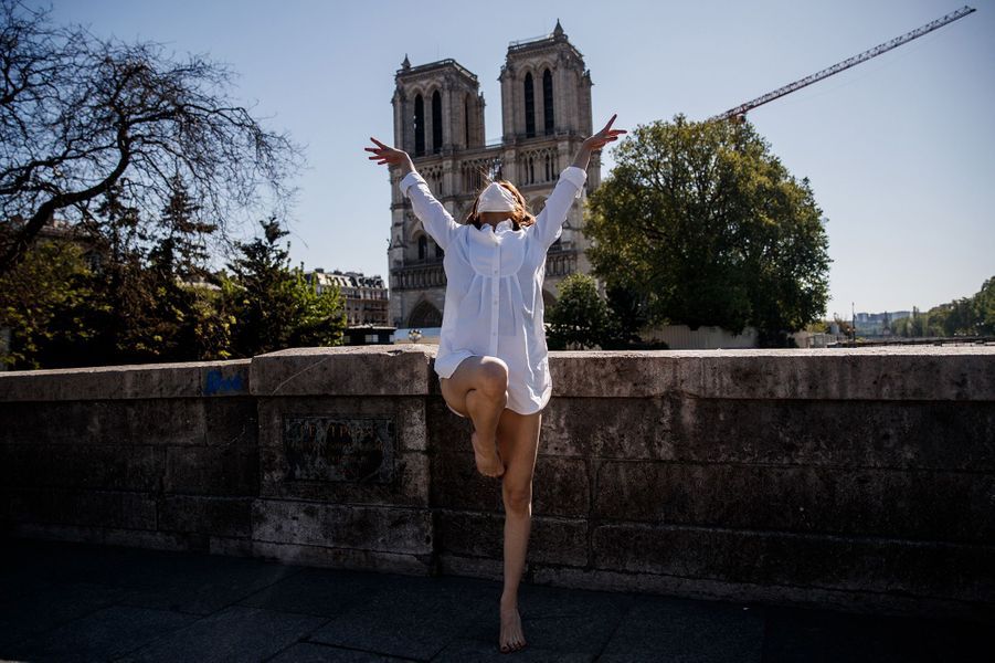 https://resize-parismatch.lanmedia.fr/r/901,,forcex/img/var/news/storage/images/paris-match/actu/insolite/une-danseuse-syrienne-prend-son-envol-devant-les-monuments-de-paris-1683179/000-1qr662/27444723-1-fre-FR/000-1QR662.jpg