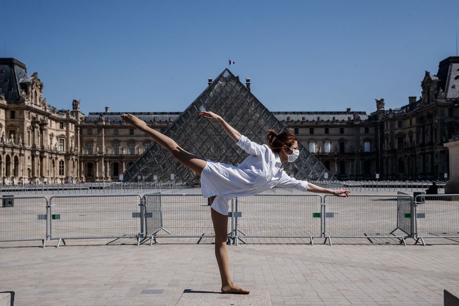 https://resize-parismatch.lanmedia.fr/r/901,,forcex/img/var/news/storage/images/paris-match/actu/insolite/une-danseuse-syrienne-prend-son-envol-devant-les-monuments-de-paris-1683179/000-1qr667/27444683-1-fre-FR/000-1QR667.jpg