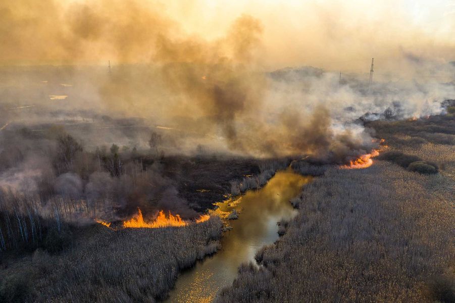Le feu serait tout proche de la centrale — Incendie à Tchernobyl Le feu serait tout proche de la centrale — Incendie à Tchernobyl
