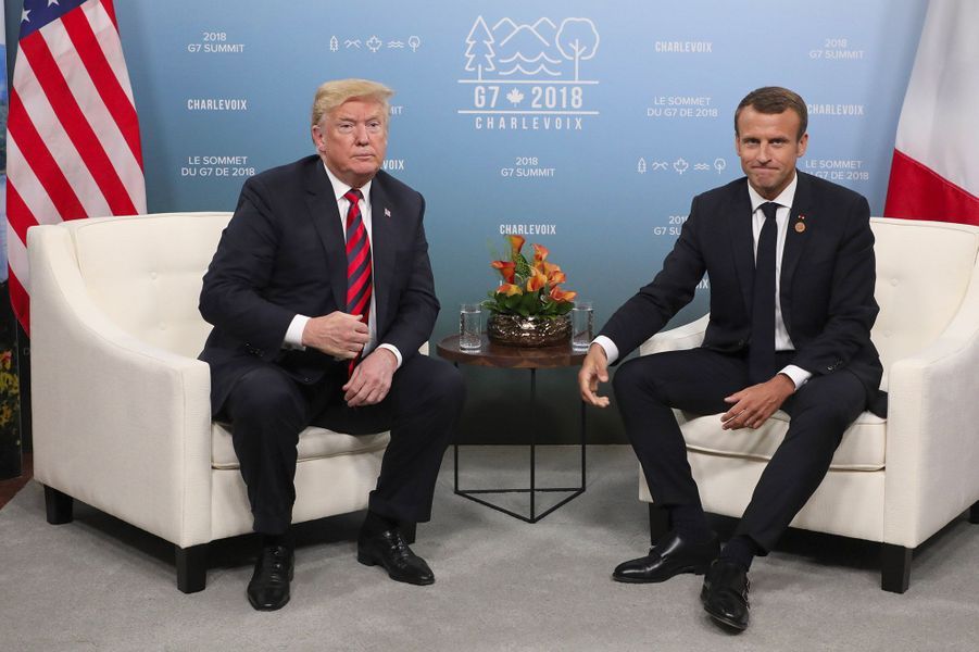 Au G7, poignée de main très vigoureuse entre Emmanuel ...