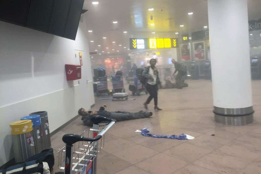Dans l'aéroport de Bruxelles, quelques instants après l ...