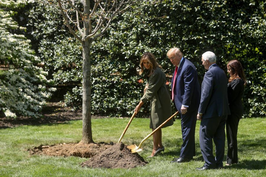 2020 04 22T170834Z 791454223 RC2T9G9G8M7Q RTRMADP 3 EARTH DAY USA TRUMP (1)