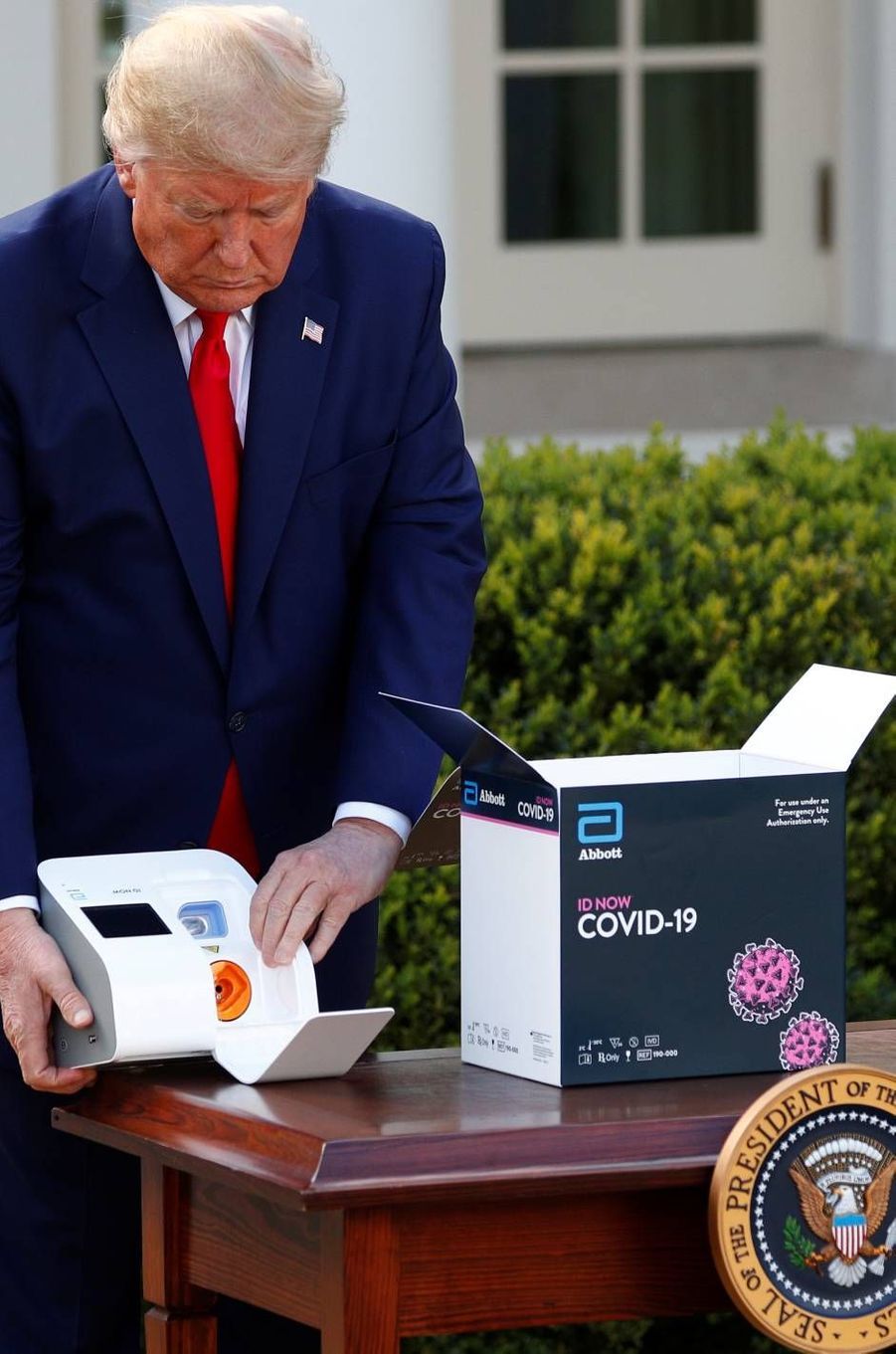 Donald Trump dévoile un appareil pour tester rapidement au coronavirus