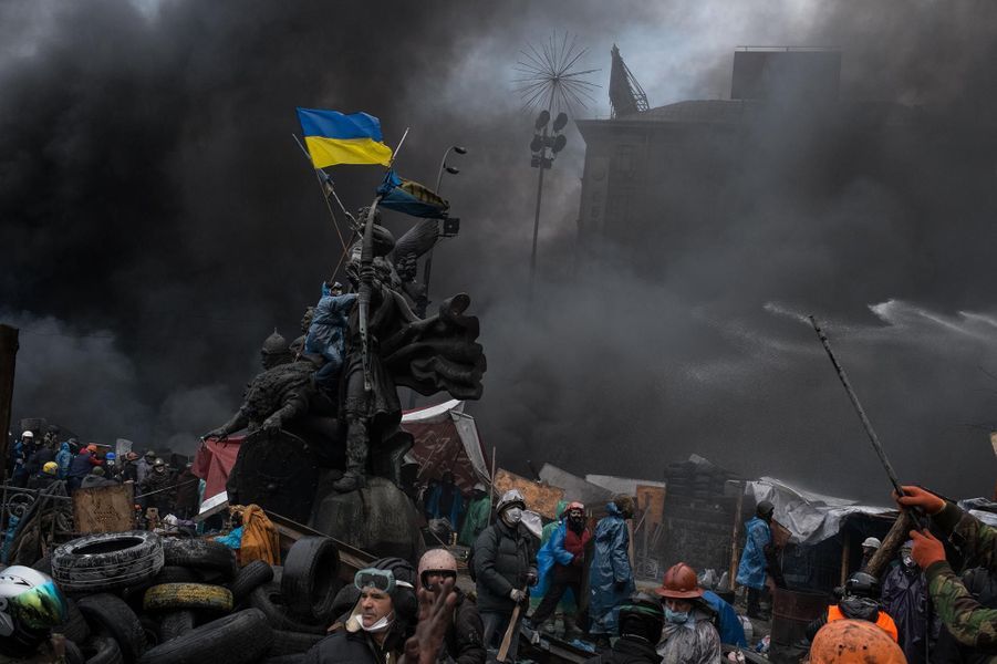Ukraine : Les Masques De La Révolution Devant notre photographe, à Kiev - La mort des martyrs de la révolution