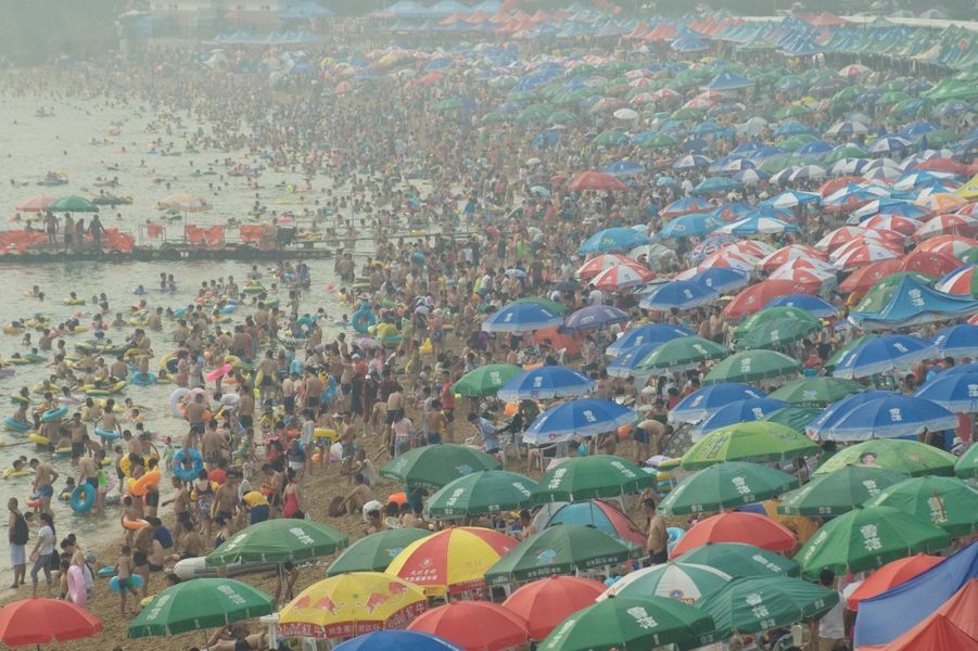 Les Plages Chinoises Sont Noires De Monde