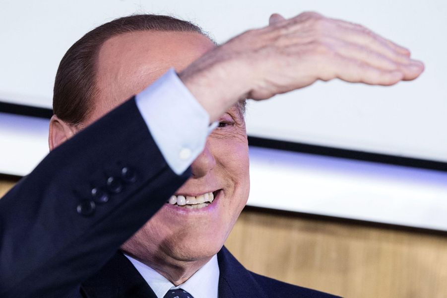Fond D Ecran Doigt D Honneur Un geste affectueux, selon sa mère - Le doigt d'honneur de Silvio