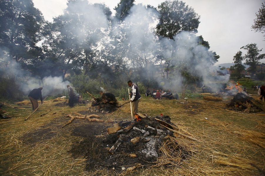 Au moins 2000 morts Au Népal, le drame absolu