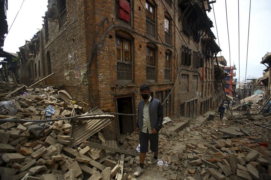 Au moins 2000 morts Au Népal, le drame absolu