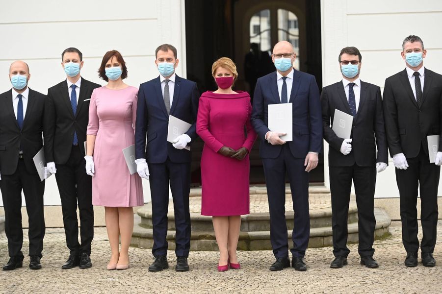 https://resize-parismatch.lanmedia.fr/r/901,,forcex/img/var/news/storage/images/paris-match/actu/international/en-slovaquie-le-nouveau-gouvernement-a-prete-serment-avec-masques-et-gants-1679747/2020-03-21t125439z-562948198-rc2cof9yvkkt-rtrmadp-3-slovakia-government-1/27378814-1-fre-FR/2020-03-21T125439Z-562948198-RC2COF9YVKKT-RTRMADP-3-SLOVAKIA-GOVERNMENT-1.jpg