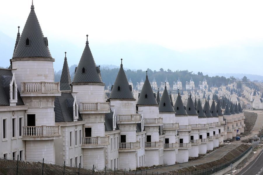 https://resize-parismatch.lanmedia.fr/r/901,,forcex/img/var/news/storage/images/paris-match/actu/international/en-turquie-la-folie-des-grandeurs-1599902/mudurnu-6/25916993-1-fre-FR/Mudurnu-6.jpg
