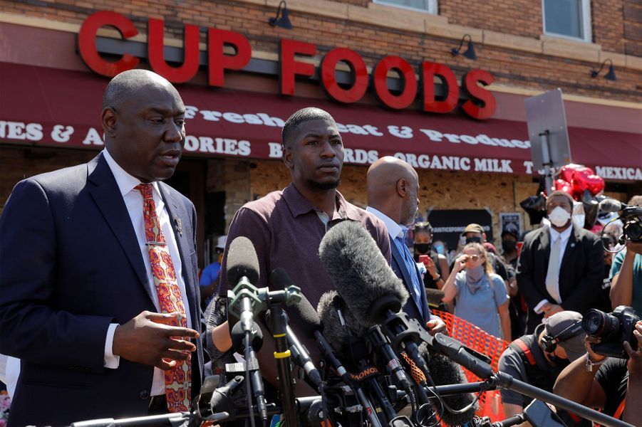 Genou à terre, le fils de Floyd rend hommage à son père sur les