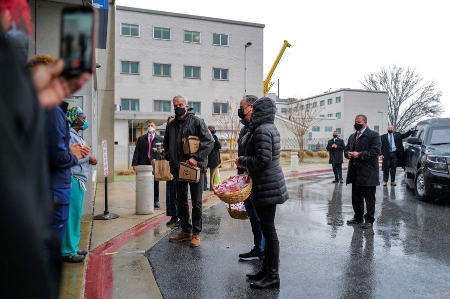 Kamala Harris et Douglas Emhoff surprennent des soignants ...