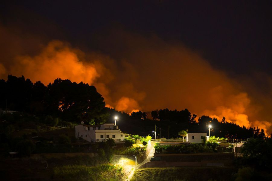 Un violent incendie ravage l'île de Grande Canarie — Espagne Un violent incendie ravage l'île de Grande Canarie — Espagne