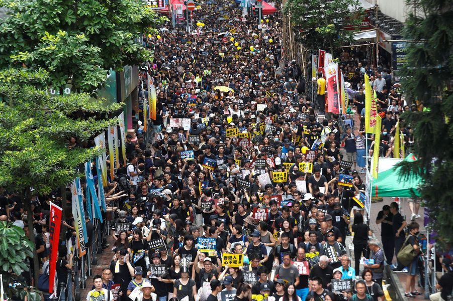  La foule  manifeste  nouveau dans  les rues de Hong Kong