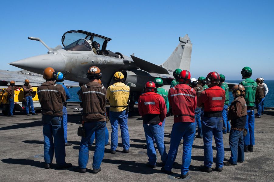 Irak Le Charles De Gaulle Hisse Ses Couleurs