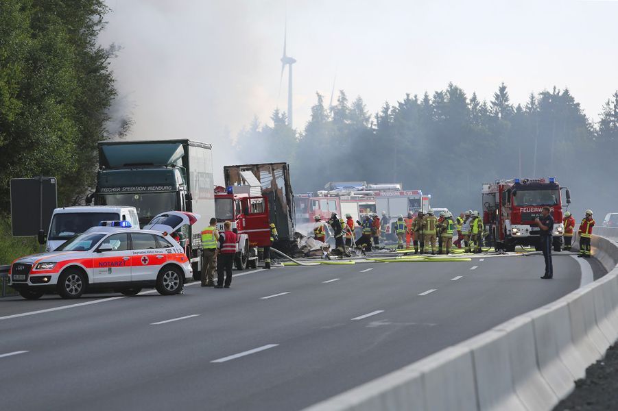 Les images du terrible accident de car en Allemagne
