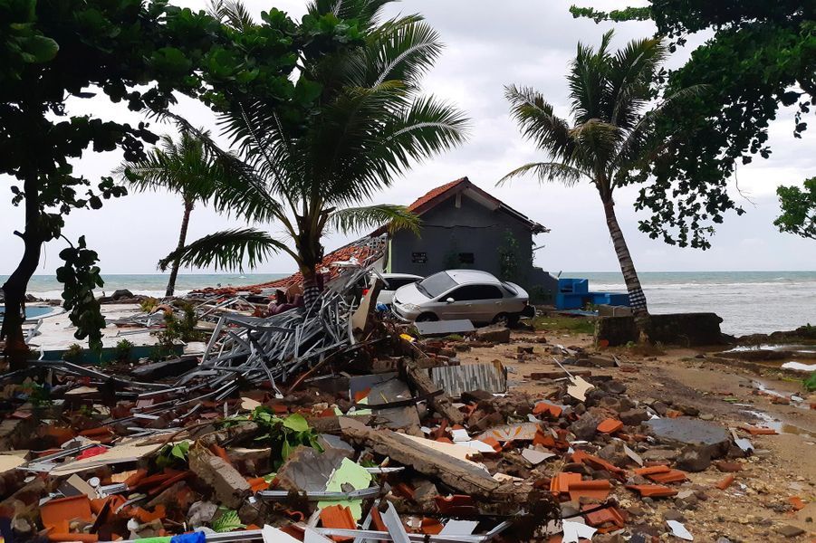 Tsunami en Indonésie, au moins 220 morts et des centaines de blessés
