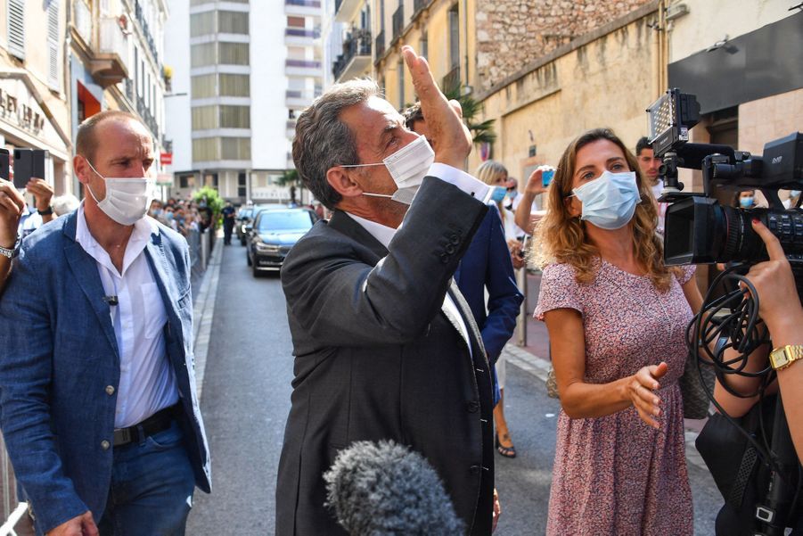 À Cannes, bain de foule masqué pour Nicolas Sarkozy