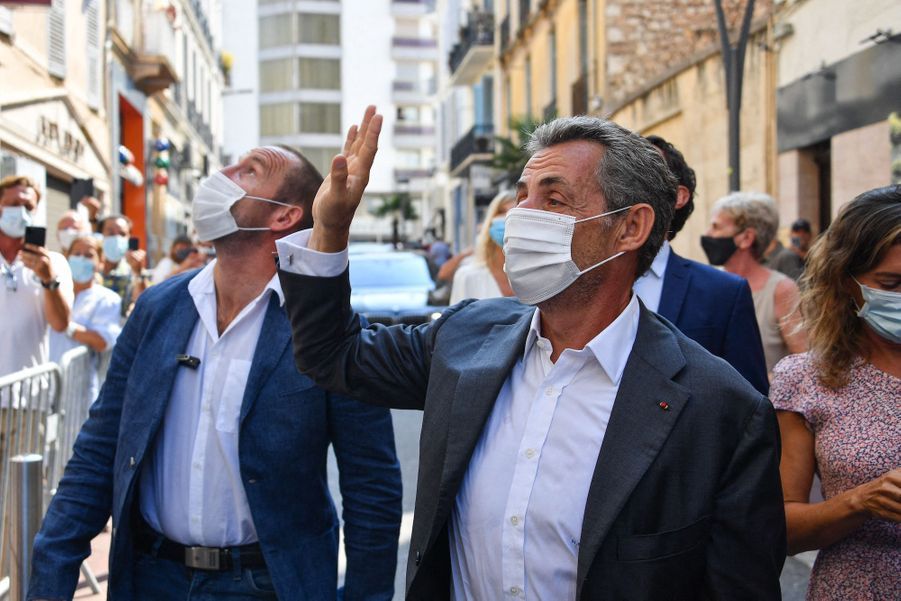 À Cannes, bain de foule masqué pour Nicolas Sarkozy