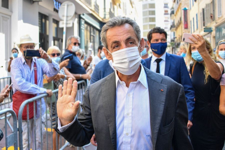 À Cannes, bain de foule masqué pour Nicolas Sarkozy