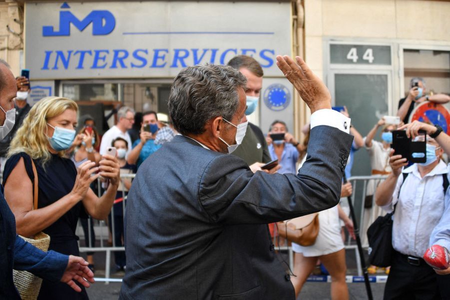 À Cannes, bain de foule masqué pour Nicolas Sarkozy