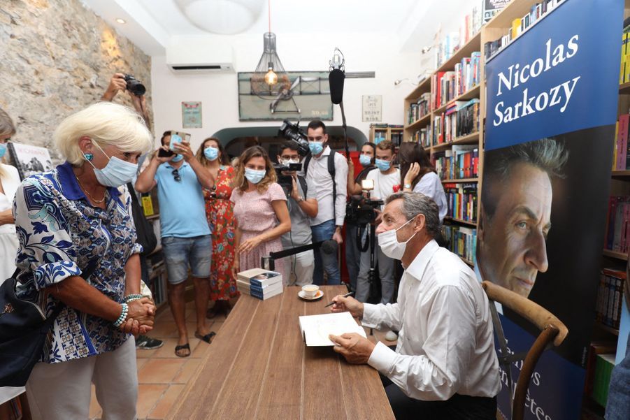 À Cannes, bain de foule masqué pour Nicolas Sarkozy