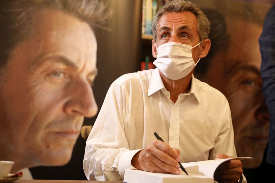 À Cannes, bain de foule masqué pour Nicolas Sarkozy