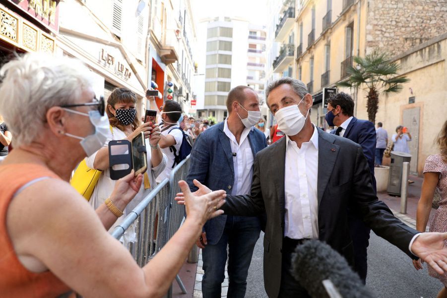 À Cannes, bain de foule masqué pour Nicolas Sarkozy