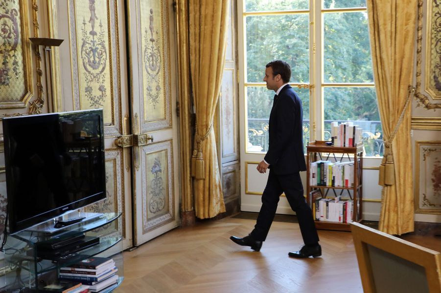 A l'américaine, Emmanuel Macron signe devant les caméras ...