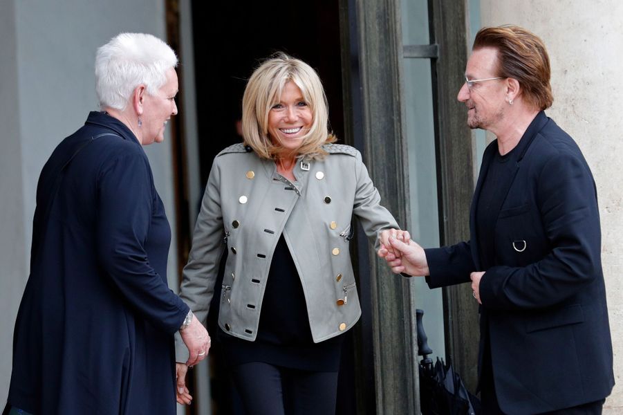 A l'Elysée, Bono rencontre Emmanuel et Brigitte Macron