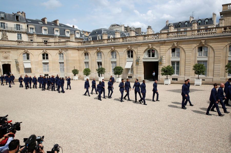 A L Elysee Les Bleus Champions Du Monde Recoivent Leur Legion D Honneur