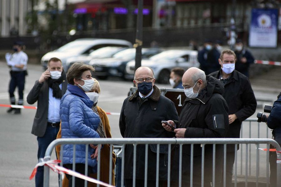A Paris, les personnalités politiques rendent hommage à ...