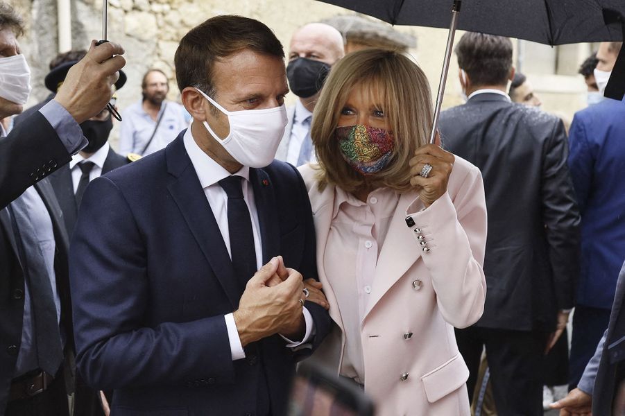 Accompagne De Brigitte Macron Et Stephane Bern Emmanuel Macron Promeut Le Patrimoine