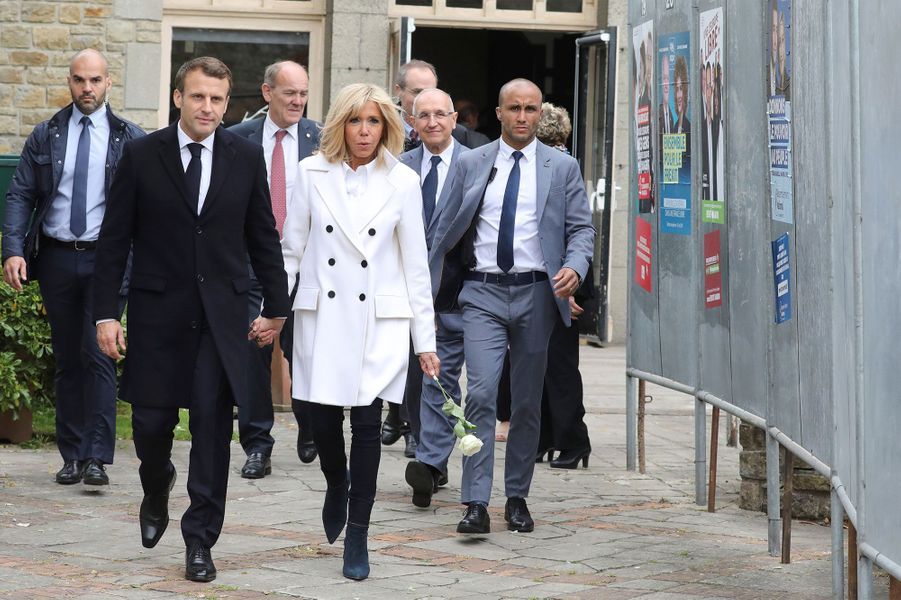 Au Touquet Vote Et Bain De Foule Pour Emmanuel Et Brigitte Macron