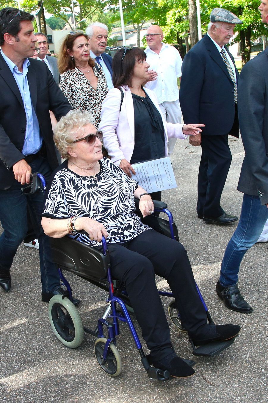 Bernadette Chirac inaugure l’avenue "Jacques et Bernadette Chirac" à Brive