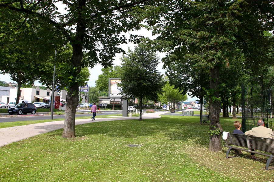 Bernadette Chirac inaugure l’avenue "Jacques et Bernadette Chirac" à Brive