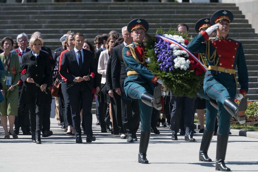 Brigitte et Emmanuel Macron déposent des oeillets en ...