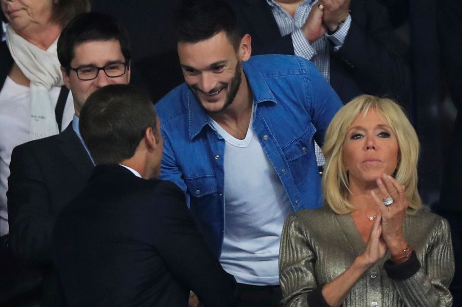 Emmanuel Et Brigitte Macron Au Stade De France Pour Feter Les Bleus