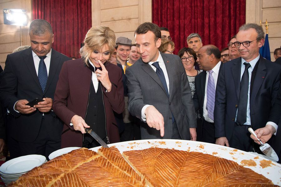 Emmanuel et Brigitte Macron ont découpé leur première ...