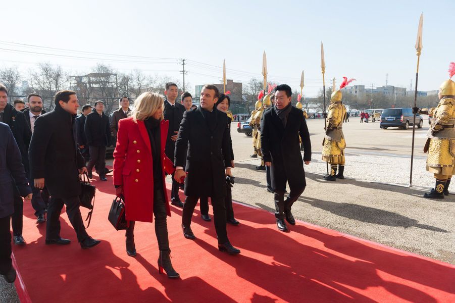Emmanuel Et Brigitte Macron Entament Leur Voyage En Chine