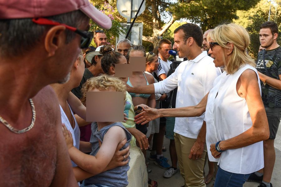 Emmanuel Et Brigitte Macron Prennent Un Bain De Foule Au Pied Du Fort De Bregancon