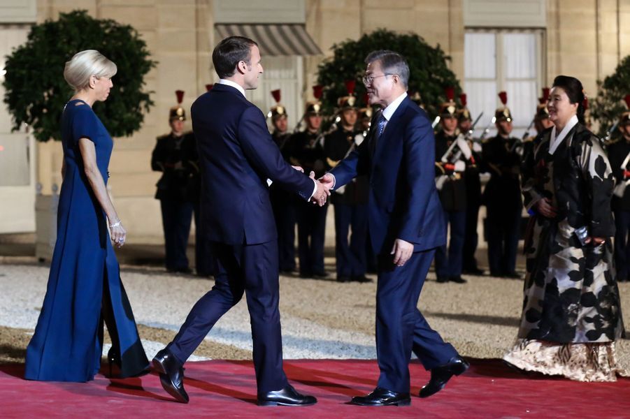 Emmanuel et Brigitte Macron reçoivent à l'Elysée Moon Jae ...