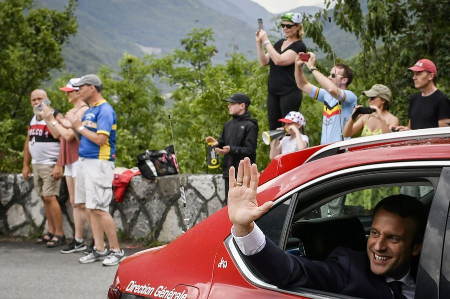 Emmanuel Macron dans le peloton du Tour de France