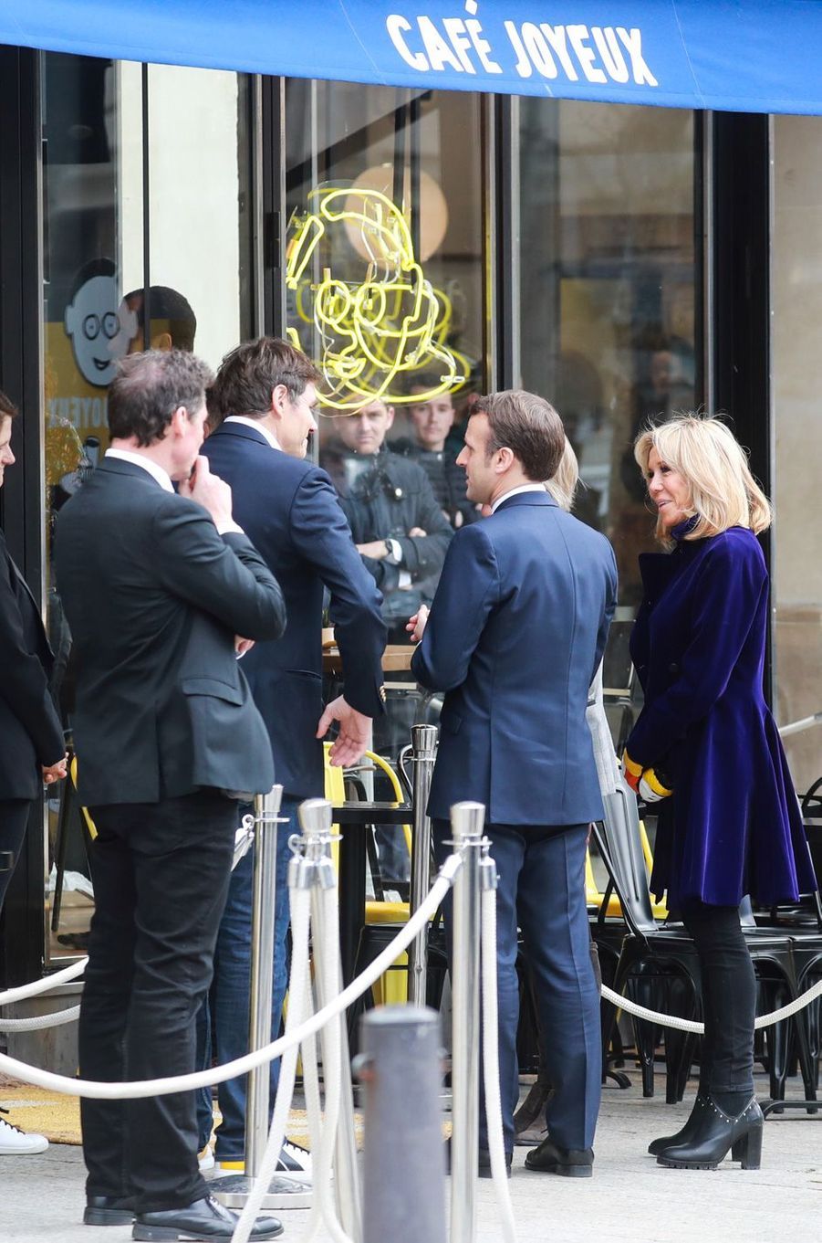 Emmanuel et Brigitte Macron inaugurent le Café Joyeux des ...