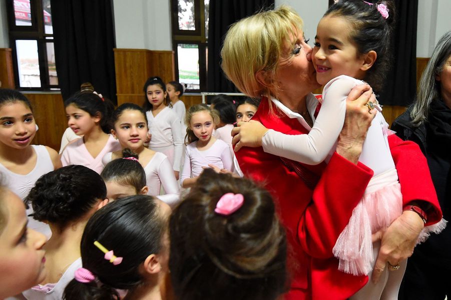 En Tunisie, Brigitte Macron à la rencontre de petits danseurs